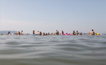 Vízibicikliről vízbe esett, majd eltűnt egy férfi a Balatonban