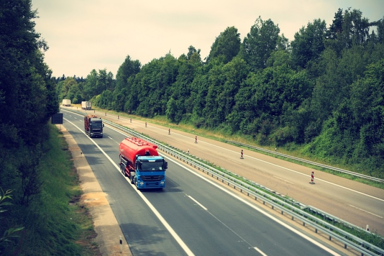 Elektronikus autópályadíj-rendszert vezet be Szlovénia a 3,5 tonna feletti járművekre