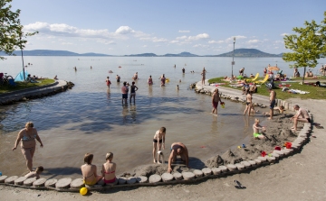 Folytatódik a balatoni strandfejlesztés: csúszdákra is jut pályázati pénz