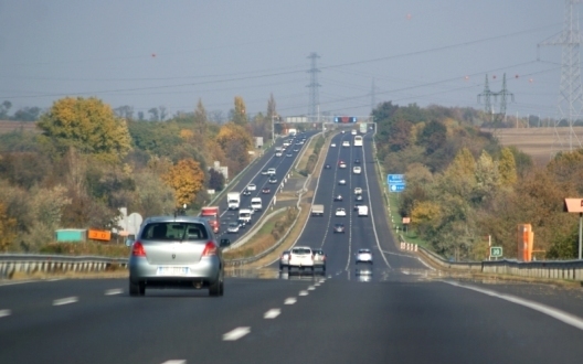 Újabb mérőállomáson szűrik ki a túlsúlyos járműveket az M1-esen