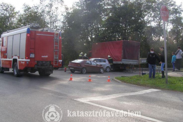 Két személyautó és egy teherautó ütközött Dombóváron 