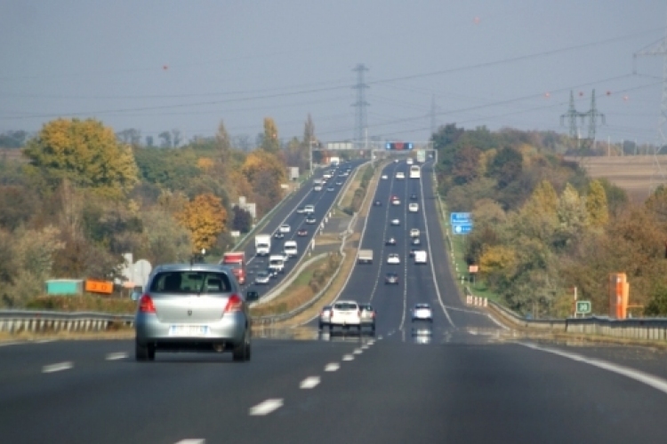 Négy teherkocsi és egy autó ütközött az M1-esen