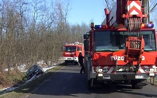 Attala térségében egy személyautó árokba hajtott