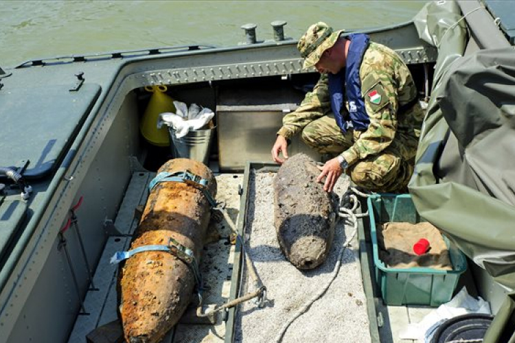 Egy 100 kilós légibombát hatástalanítottak a Lánchídnál