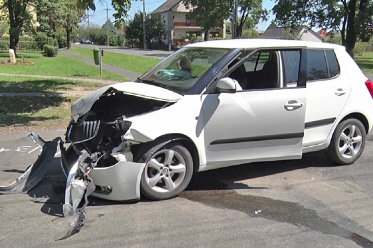 Két autó és egy motoros ütközött Újdombóváron